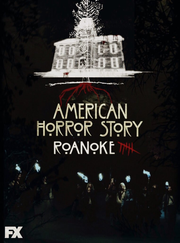 Imagem sombria com fundo escuro e névoa, mostrando uma casa antiga e assustadora ao centro. O título “American Horror Story: Roanoke” aparece em letras grandes, brancas e estilizadas no topo. Elementos de terror, como árvores secas e sombras, cercam a casa, criando uma atmosfera misteriosa e assustadora.