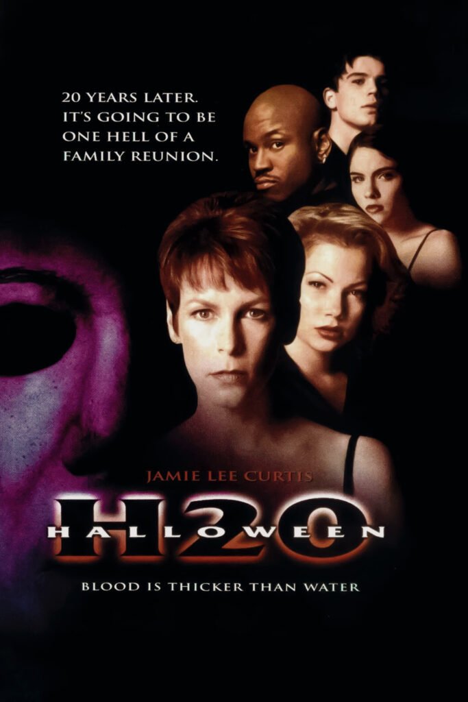 Pôster do filme Halloween H20 – 20 Anos Depois (1998) com a imagem de Michael Myers usando sua máscara branca característica, segurando uma faca grande em destaque. O fundo é escuro com tons de vermelho, transmitindo suspense e terror. O título do filme aparece em letras grandes e brancas na parte superior.